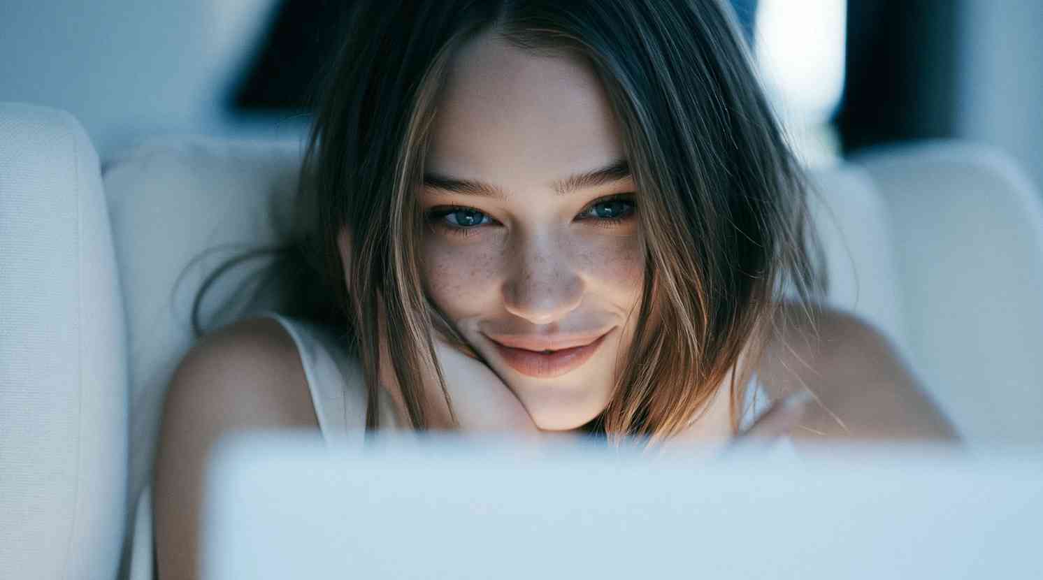 Junge Frau sitzt vor dem Laptop
