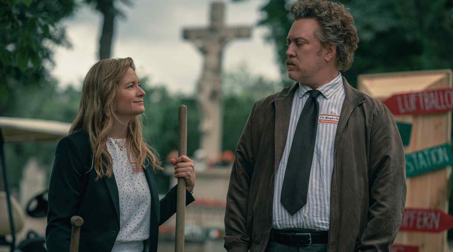 Drunter und Drüber: Chaos auf dem Friedhof